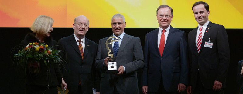 Prof. Dr. Johanna Wanka, Bundesministerin für Bildung und Forschung, Prof. Dr. Wolfgang Wahlster, Vorsitzender der Hermes Award-Jury, Hermes Award Gewinner Bosch Rexroth Dr.-Ing. Karl Tragl, Stephan Weil, Niedersächsischer Ministerpräsident, und Dr. Jochen Köckler, Mitglied des Vorstandes Deutsche Messe.