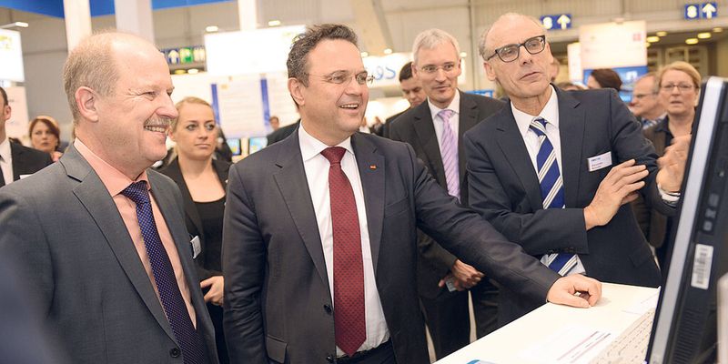 Bundesinnenminister Hans-Peter Friedrich informiert sich am AKDB-Stand über Einsatzmöglichkeiten des nPA im eGovernment