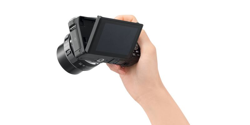 Das 7,5 Zentimeter große Display ist um 180 Grad nach oben und um 45 Grad nach unten klappbar.