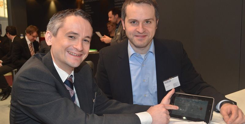 Die Audriga-Geschäftsführer Hans-Jörg Happel (li.) und Thomas King demonstrieren am Sieben-Zoll-Tablet, wie einfach sich Mails migrieren lassen.