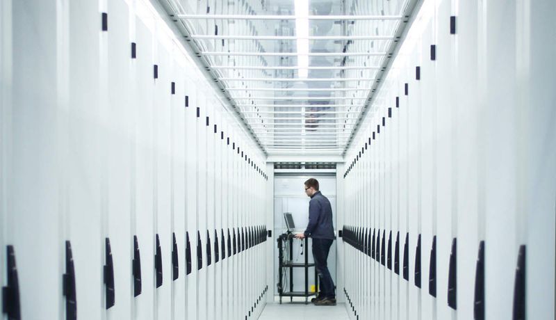 Schäfer IT-Systems bietet Einhausungen an, die auch auf Server-Schränke von anderern Anbietern passen.