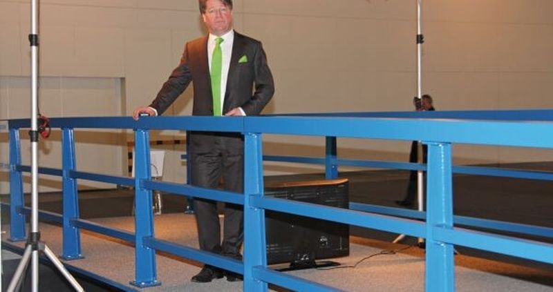 Simon de Jong, CEO von Fibercore Europe, auf seinem umweltschonenden "Blauen Wunder" aus glasfaserverstärktem Kunststoff.