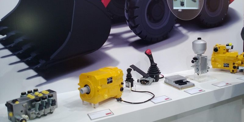 Komponenten des Start-Stopp-Systems von Linde Hydraulics auf dem Messestand der Bauma