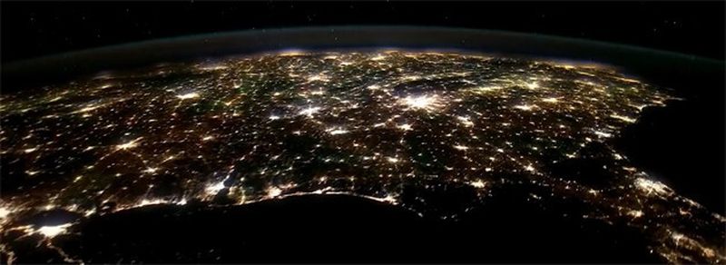 Nordamerika bei Nacht aus der Raumstation ISS fotografiert.
