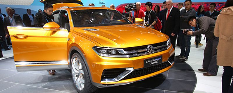 Volkswagen zeigt auf der Auto Ahanghai 2013 in einer Weltpremiere die Studie CrossBlue Coupé. Das SUV soll Einfluss auf künftige Modelle des Konzerns haben.