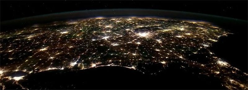 Nordamerika bei Nacht aus der Raumstation ISS fotografiert.