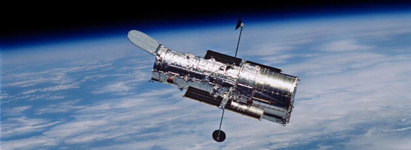 Hubble in seiner Position rund 600 Kilometer über der Erdoberfläche