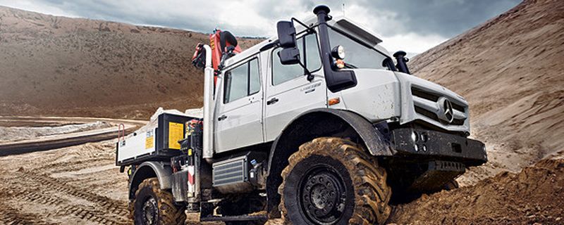 Das Universalmotorgerät von Mercedes, den Unimog, gibt es jetzt von Grund auf neu entwickelt, leistungsstärker, sparsamer und die Abgasnorm Euro 6 erfüllend. Im Produktionswerk Wörth, nahe Karlsruhe, feiert der neue Unimog in dieser Woche seine Weltpremiere. Im Herbst 2013 werden die ersten Modelle ausgeliefert.