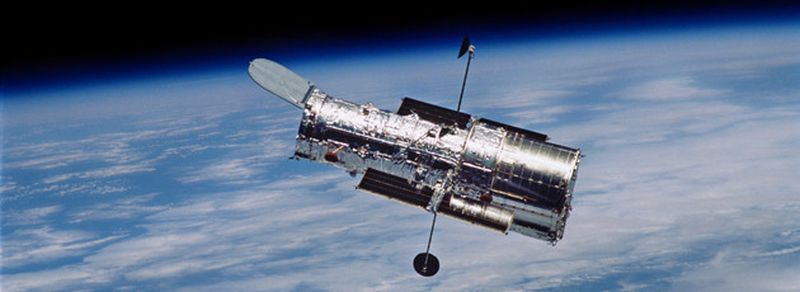 Hubble in seiner Position rund 600 Kilometer über der Erdoberfläche