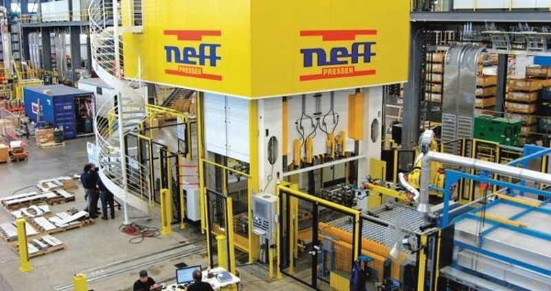 Neue Warmformpresse des Typs DPW 800 – 3000 × 2250 mm, die baugleich an einen weltweit aktiven Tier 1.