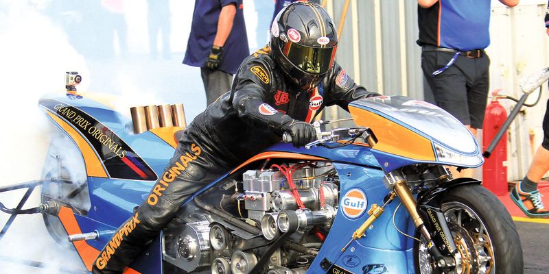 Volle Konzentration am Start: Der fünffache Europameister Ian King stellt vor jedem Rennen die Komponenten seines Drag Racers mit Hilfe exakter Messdaten vom Getriebeausgang optimal aufeinander ein.