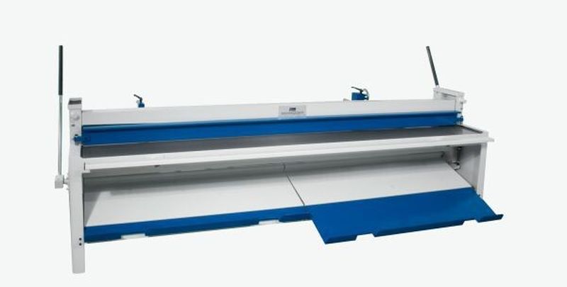 Bild 1: Die fünf erhältlichen Modelle der Exzentertafelschere von Schröder Maschinenbau können jetzt mit einer patentierten Blechrutsche inklusive Stapelfunktion und einem leichter bedienbaren Hinteranschlag ausgestattet werden.