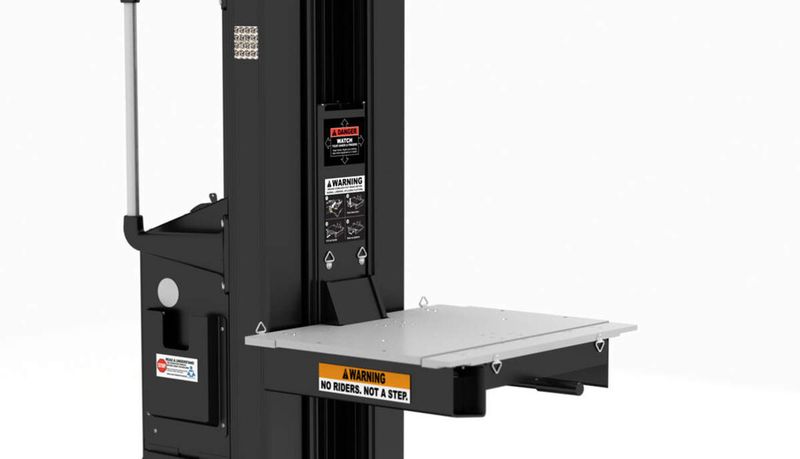 Der Hub-Lift SL-1000X von Daxten lässt sich sowohl von links als auch von rechts beladen und ermöglicht ein auf Millimeter genaues Positioniren von schwerem IT-Equipment.