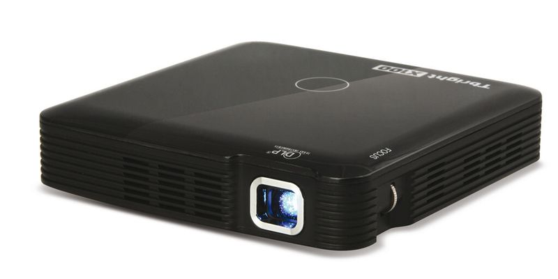 Das 150-Gramm-Paket mit Abmessungen von 10 auf 10 auf 2 Zentimeter: der LED-Beamer Tbright X100 von iconBit.