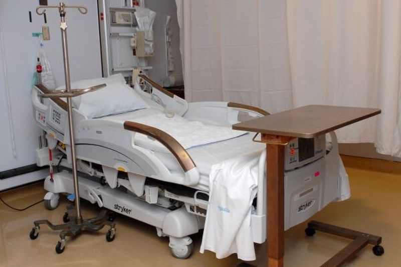 Ein Studienzimmer am Ralph H. Johnson Veteran Affairs Medical Center in Charleston: Bettengriffe, Beistelltisch und Infusionsständer aus antimikrobiellen Kupferwerkstoffen reduzieren das Infektionsrisiko auf hochfrequenten Kontaktflächen.