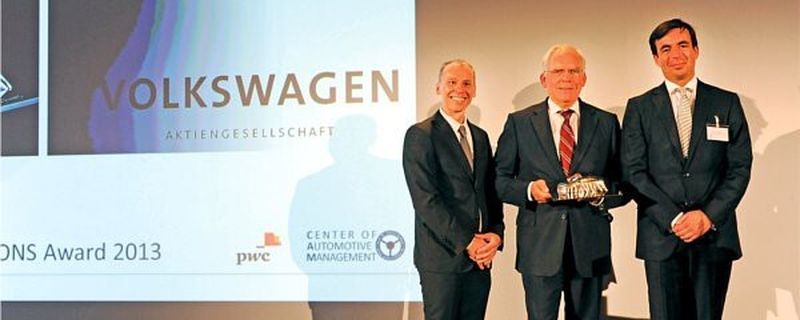 v.l.n.r.: Prof. Stefan Bratzel, Direktor CAM (Center of Automotive Management), Dr. Hackenberg, Vorstand Technische Entwicklung Marke Volkswagen, und Felix Kuhnert, Pricewaterhouse Coopers (PwC).