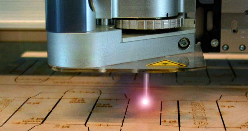 Bild 1: Der Laser findet seine Anwendungsgebiete in immer mehr Branchen. Auch in der Kunststoff verarbeitenden Industrie bietet er viele Möglichkeiten im Bereich Schneiden, Schweißen oder Gravieren.
