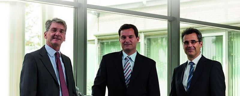 V.l.n.r.: Dr. Alfons Hätscher, Geschäftsführer Finanzen (CFO), Frank M. Anisits, Geschäftsführer Produktion (COO) und Dr. Thomas Brücher, Geschäftsführer Vertrieb, Einkauf und Entwicklung (CSE).