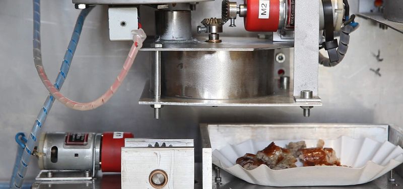 Alles automatisch: Die Wurstmaschine CurryMax macht aus einfachen Bratwürsten leckere Currywürste – fix und fertig zum Servieren.