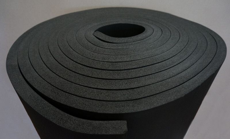 Die Cool-Control-Matten von Daxten lassen sich für die abzudichtenden Bereiche in Racks oder im Doppelboden zuschneiden.