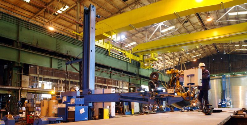 Aus den angelieferten Stahlblechen entstehen per UP-(Unterpulver)-Schweißen die Blechtafeln für die Rohrproduktion.