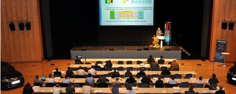 Die Hauptveranstaltung „Safety Up Date“ fand im großen Saal der Stadthalle in Aschaffenburg statt. Die Referenten aus Wirtschaft und Forschung informierten die Besucher umfassend über die neusten Systeme der passiven und aktiven Fahrzeugsicherheit.