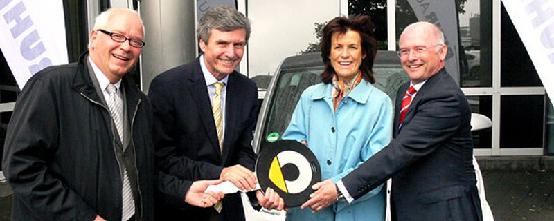 Das Projekt Ruhrautoe hat seine Fahrzeugflotte erweitert: Am 13. Mai übergab Smart-Chefin Annette Winkler gemeinsam mit Jürgen Tauscher, Vorstandsvorsitzender der Lueg AG (r.), in Essen zehn smart fortwo electric drive und einen symbolischen Schlüssel. Außerdem bei der Übergabe dabei: Andreas Allebrod, Geschäftsführer der Drive CarSharing GmbH (l.) und Prof. Ferdinand Dudenhoeffer, Universität Duisburg Essen.