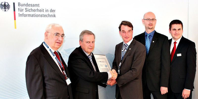 BSI-Abteilungspräsident Bernd Kowalski sowie die INFODAS-Auditoren Dr. Gerhard Weck (v. l.) und Carsten Schulz (r.) gratulieren dem Informationssicherheitsmanager Axel Köster (Mitte) und dem Projektleiter Jan-Peter Schulz (2. v. r.) von der DVZ M-V GmbH zur erfolgreichen Zertifizierung