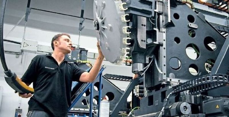 Montageschlosser Dirk Ziegler montiert den Werkzeugwechsler einer Milltap 700.