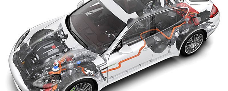 Viele Automobilhersteller nennen die Zulieferer ihrer Hybridmodelle nicht – stellen aber deren Techniken in ihren eigenen Fahrzeugen vor. Beim Porsche Panamera S E-Hybrid gelang ein Blick hinter den Vorhang.