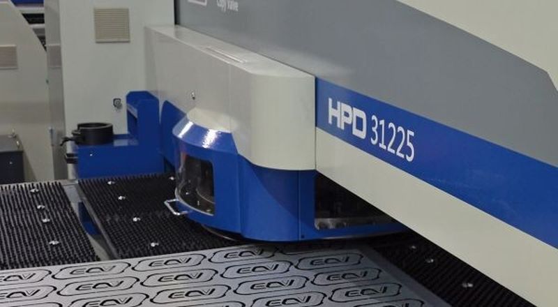 Bild 1: Beim Stanzen, Nibbeln und Umformen wird im Midrange-Bereich von der Hydraulik bei deutlich reduzierten Kosten noch volle Flexibilität und Genauigkeit gefordert.