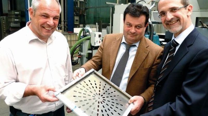 Gutteile am laufenden Band heben sichtlich die Stimmung: Joachim Gassmann (l.), stellvertretender Vertriebsleiter bei H. P. Kaysser in Leutenbach, Hans Schmid, Geschäftsführer der Schmid Umformtechnik, und André Huber, Verkaufsleiter bei Salvagnini in Sarego (Italien).