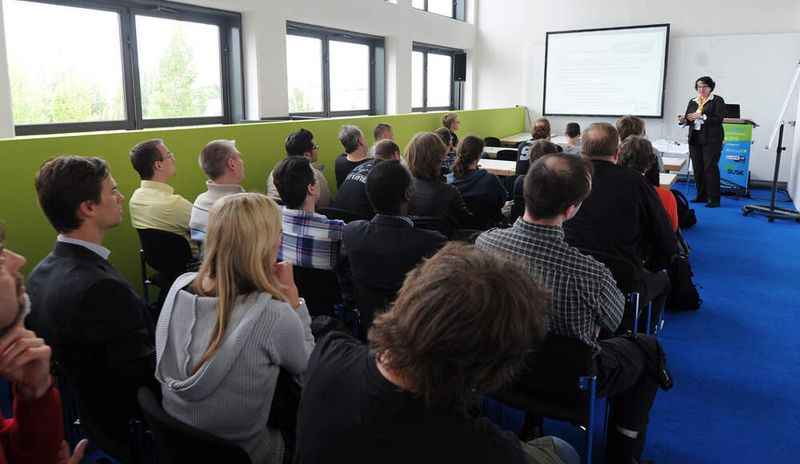 Dr. Jutta Kreyss, Landeshauptstadt München im Vortrag: "LiMux - Mehr als 12.000 Clients im Betrieb: Lessons Learned"