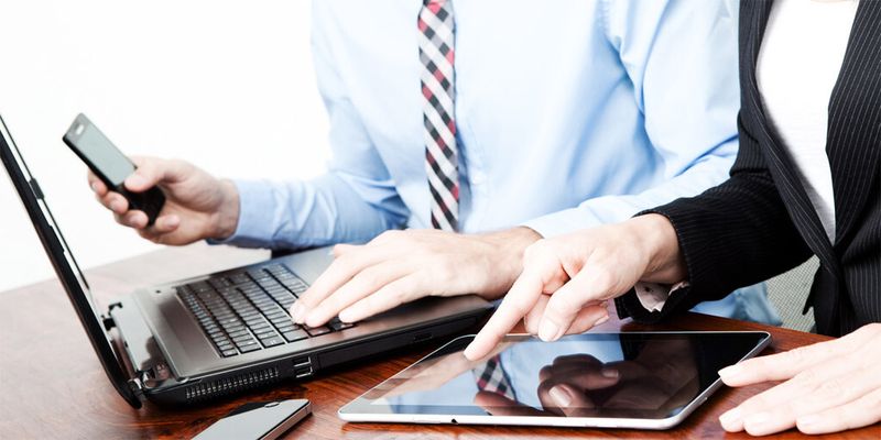 Bring your own Device: Mobiles Arbeiten via Smartphone und Tablet hält immer mehr Einzug in den Arbeitsalltag. Unternehmen sollten daher eine entsprechende Sicherheitsstrategie entwickeln.