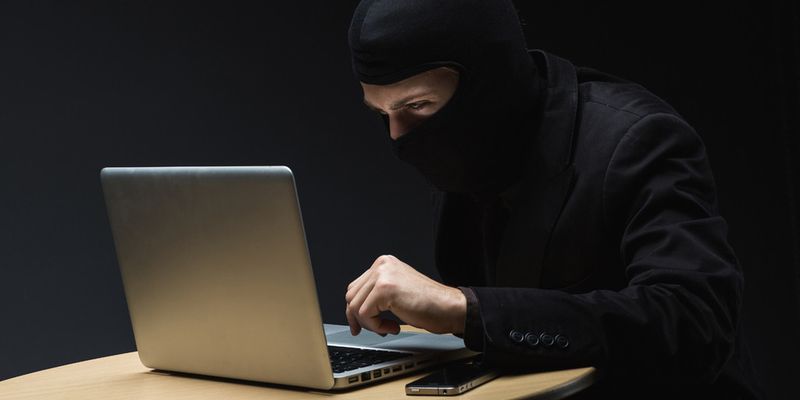 Um die drohenden Attacken zu erkennen, verknüpft die HPI-Plattform die ermittelten und gesammelten Informationen über das Laufzeit-Verhalten von Zielsystem und Netzwerk mit den ausgewerteten Beschreibungen bekannter Schwachstellen aus der HPI-VDB-Datenbank