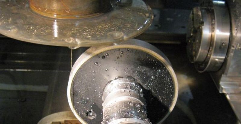 Bild 1: Beim drahterosiven Abrichten von Schleifscheiben wird die gewünschte Kontur berührungslos und unter wenig Materialverlust eingearbeitet.