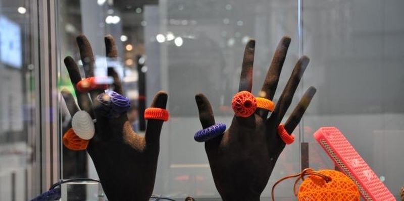 Kunststoff-Produkte aus dem 3D-Drucker, ausgestellt in der Vitrine der Teufel Prototypen GmbH.