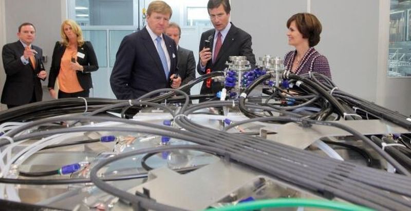 Mathias Kammüller erklärt dem König das Funktionsprinzip eines CO2-Laserresonators.