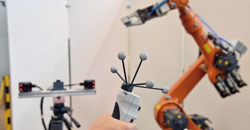 Bild 1: Der Bediener kann sowohl das geometrische Modell der Arbeitsumgebung als auch die relevanten Werkstückpositionen an der realen Zelle einlernen. Basierend auf diesen Daten wird dann automatisch ein Roboterprogramm erstellt.