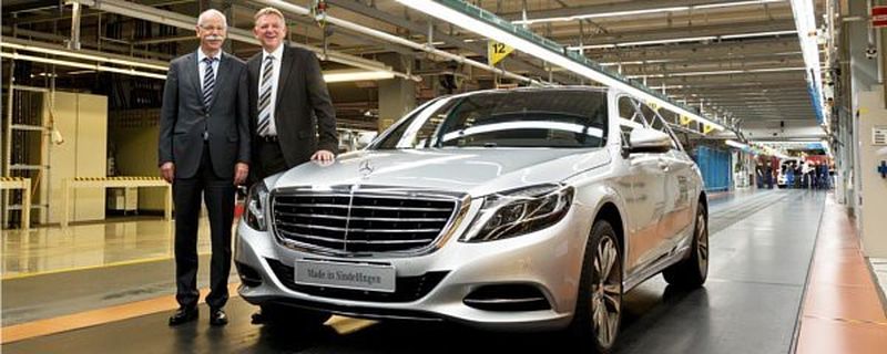 Dr. Dieter Zetsche (links) und Andreas Renschler, Vorstandsmitglied der Daimler AG, mit dem ersten Kundenfahrzeug der neuen S-Klasse, einem S 400 Hybrid.