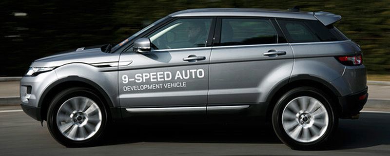 Das interessanteste Mobil in dem Fuhrpark der ZF-Fachpressekonferenz am 12. Juni in Schlüsselfeld war zweifellos der Range Rover Evoque mit dem neu entwickelten Neungang-Automatikgetriebe. Das 9 HP deckt in zwei Versionen einen Drehmomentbereich von 200 bis 480 Newtonmetern ab und ist für Fahrzeuge mit quer eingebautem Motor vorgesehen.