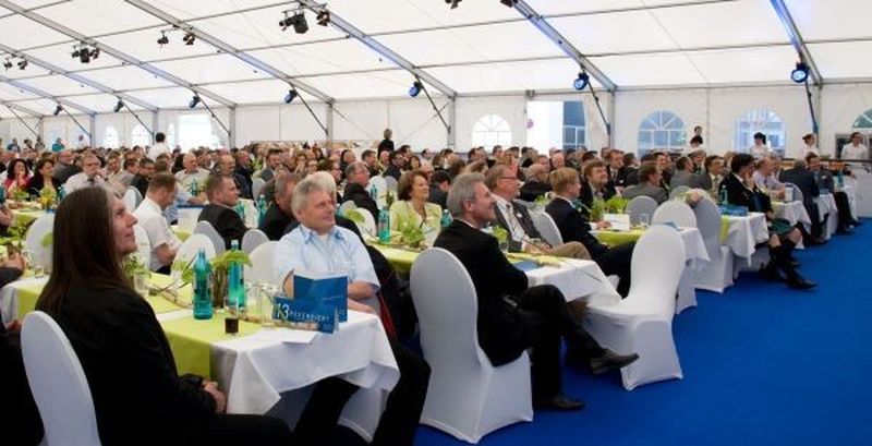 Rund 450 Kunden und Mitarbeiter waren zu Schuler Automation nach Heßdorf gekommen, um das 50. Jubiläum zu feiern.