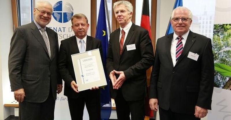 (V.l.) Dr. Erhard Busek (Senat der Wirtschaft Österreich), Andreas Barth (Omega), Prof. Dr. Thomas Straubhaar (HWWI), Dieter Härthe (Senat der Wirtschaft Deutschland).