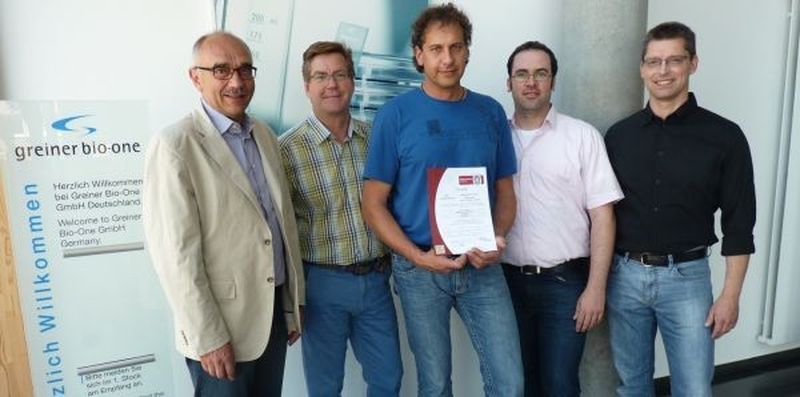Im Energieteam haben sich Akteure der relevanten Abteilungen zusammengefunden, um ihr Know-How für das Projekt ISO-Zertifizierung einzubringen. Die Mitglieder des Energieteams v.l.n.r.: Rudi Vollmer (Produktionsleiter), Ralf Böttcher (Einkauf), Ralf Hipp (Haustechnik, Projektleiter), Daniel Balz (Projektmanagement) und Roman Krahl (Produktion).