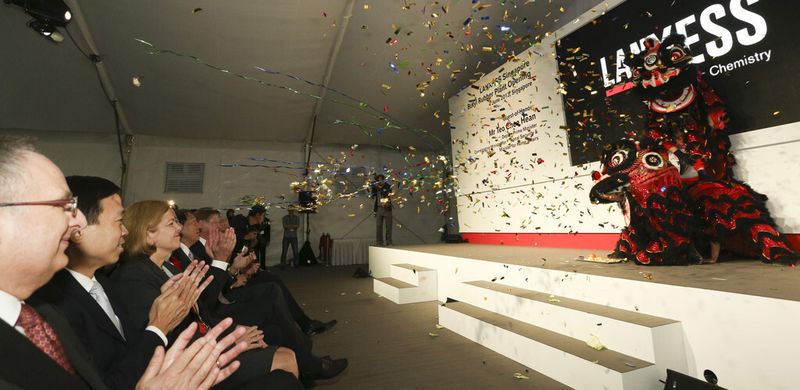 Mandatory at the end of the opening ceremony in Asia: The traditional "lion dance" makes bad spirits go away.