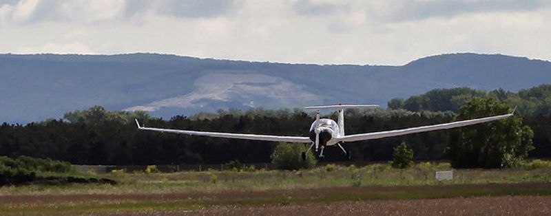 Die DA 36 E-Star 2 landet nach einem einstündigen Jungfernflug auf dem Diamond-Aircraft-Werksflugplatz Wiener Neustadt. Die Siemens-Division Drive Technologies lieferte ein integriertes Antriebssystem aus Motor, Umrichter, Getriebe und Steuerungselektronik und wendet dabei ihr Antriebsund Engineering-Know-how aus dem industriellen Bereich an.