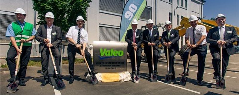 Spatenstich für die Erweiterung des Valeo F&E Zentrums in Bietigheim-Bissingen: Alexander Ziems, Geschäftsführer Valeo Deutschland (3. v. r.), Jürgen Kessing, Oberbürgermeister von Bietigheim-Bissingen (5. v. r.) und Stiv Smudja, Geschäftsführer Valeo Schalter und Sensoren, Bietigheim (3. v. l.).