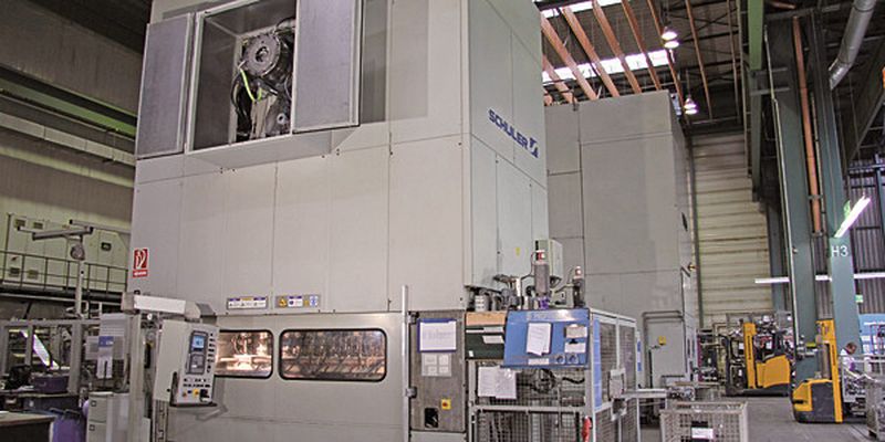 Bild 1: Beim Umbau mit Schwungrad angetriebener Pressen wird ein Servomotor auf die Antriebswelle platziert, der alte Motor bleibt erhalten.