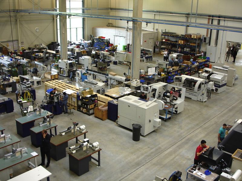 Vue partielle de l'atelier de montage de la nouvelle usine Schaublin Machines SA à Bévilard.