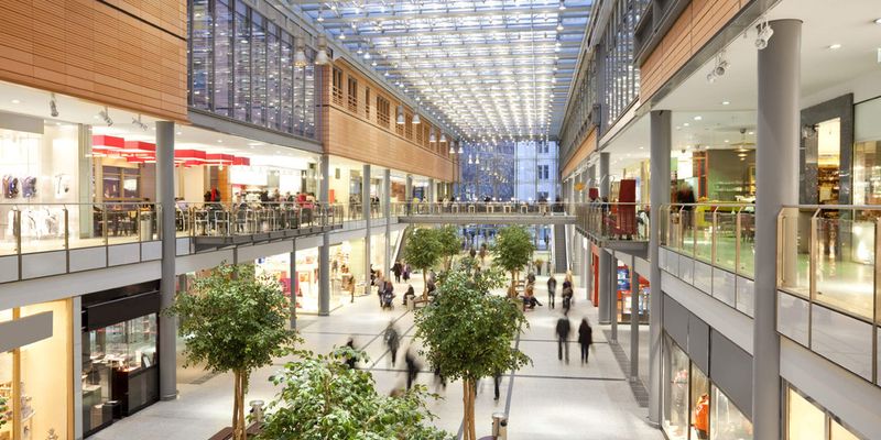 Videoüberwachung in Einkaufszentren hilft durch Abschreckung bei der vorbeugenden Verbrechensbekämpfung, unterstützt bei der aktiven Verbrechensaufklärung und vermittelt außerdem Mietern und Kunden ein höheres Sicherheitsgefühl.